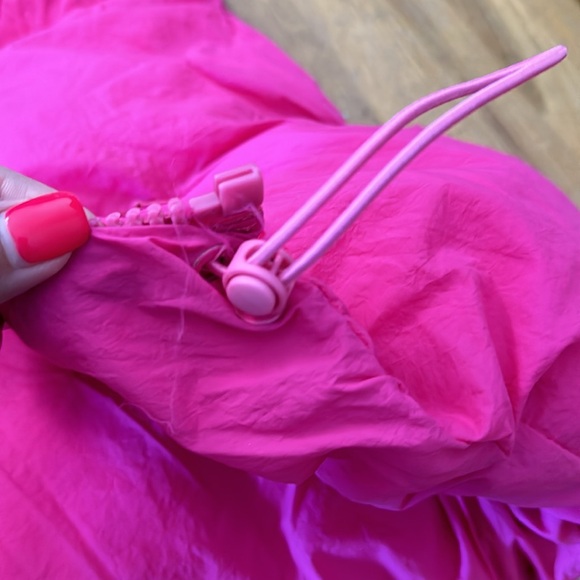 *last chance* Amazon | Women’s cropped, puffer, hot pink vest - Picture 8 of 16